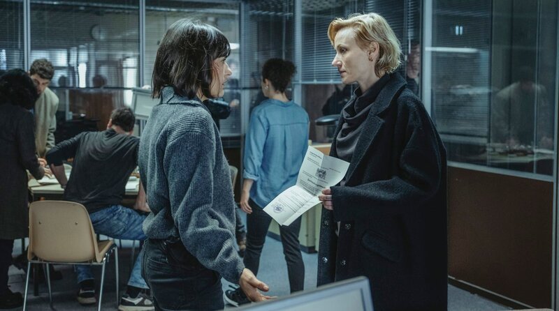 Corinna Will (Lana Cooper, re.) überrascht Helen (Nicolette Krebitz) mit einem Dursuchungsbefehl für die Landeskripo von Helen. – Bild: ARD Degeto Film/​Bantry Bay Productions GmbH/​Hendrik Heiden