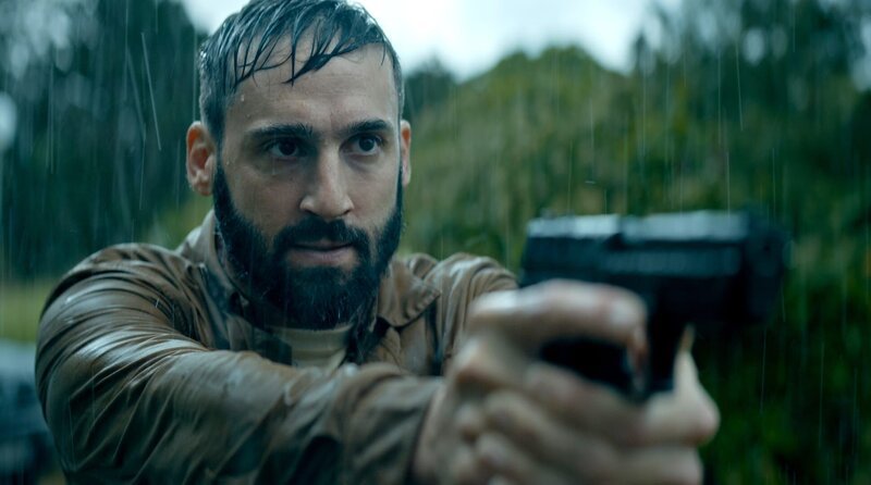Max (Guillaume Labbé) stellt einen Verdächtigen im Vermisstenfall von Gwen. – Bild: WDR/​Rebecca Vaughan Cosqueric /​Tetra Media Fiction/​Studio Hamburg Serienwerf