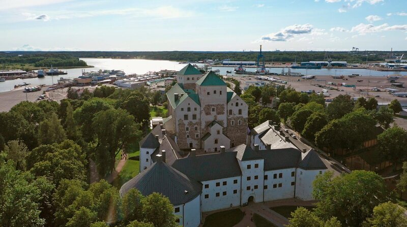 Die wohl berühmteste Sehenswürdigkeit von Turku: Das Schloss „Turun Linna“ wurde von den Schweden errichtet und ist das größte mittelalterliche Bauwerk in ganz Finnland. – Bild: NDR/​nonfictionplanet/​Florian Mel
