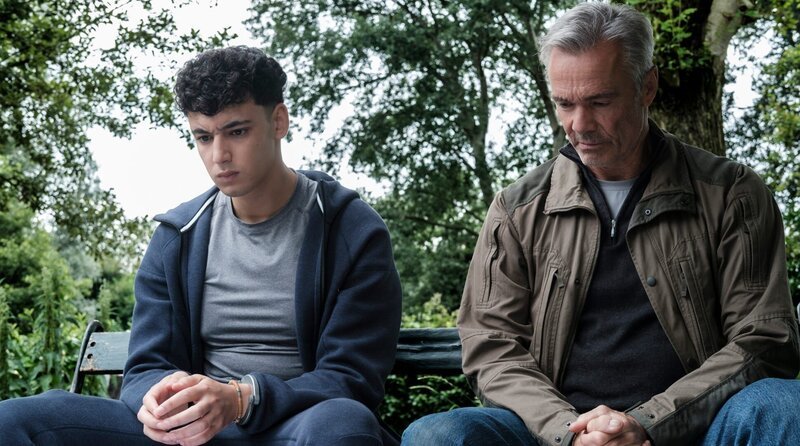 Nach der Festnahme von Anouar (Hamza Iallouchen, li.) versucht Pollack (Hannes Jaenicke, re.), ihm ein Geständnis zu entlocken. – Bild: ARD Degeto Film/​Dinand van der Wal