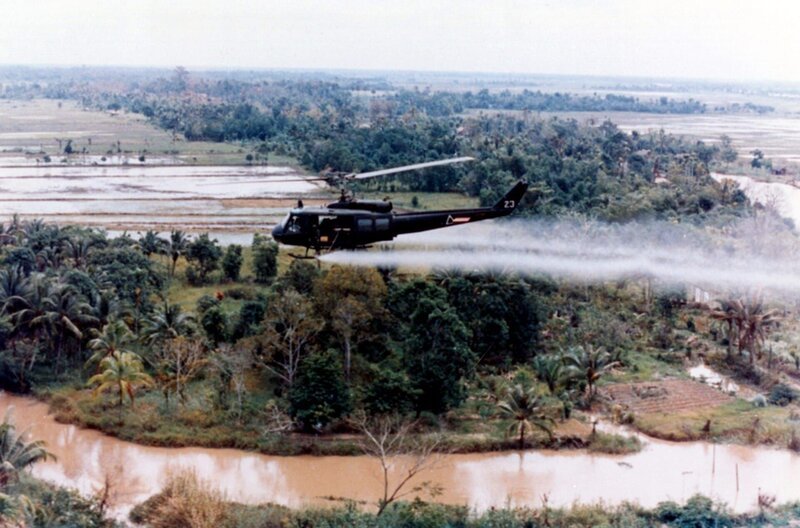 Ein US-Helikopter versprüht 1965 während des Vietnamkriegs das chemische Entlaubungsmittel Agent Orange bei der Operation „Ranch Hand“. – Bild: Imago