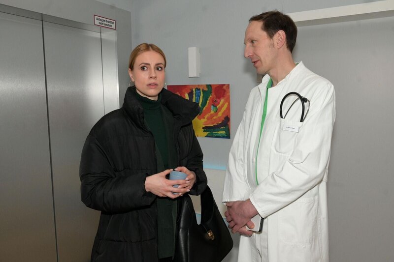 Zoe (Lara Dandelion Seibert) erfährt von Dr. Oliver Theiß (Peter Wagner), welche gesundheitlichen Probleme ihre Tochter hat. – Bild: RTL /​ Rolf Baumgartner