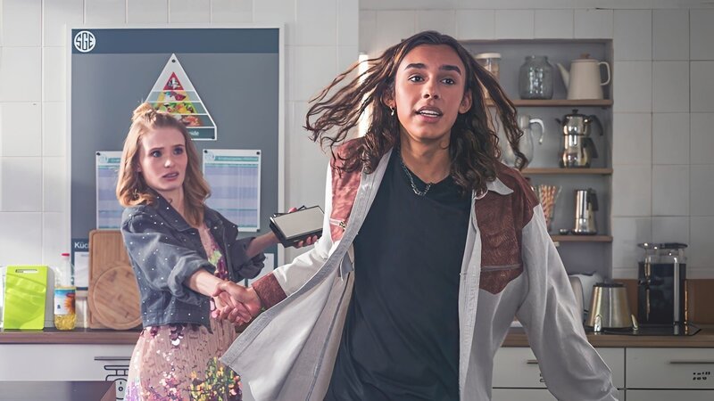 Leon (Dean-Ryan Kuhlig, rechts) will seine Schwester Charlotte (Caroline Groß, links) davon ablenken, dass er noch keine Tickets für den gemeinsam geplanten Konzertbesuch hat. – Bild: mdr/​Saxonia Media/​Thomas Dietze