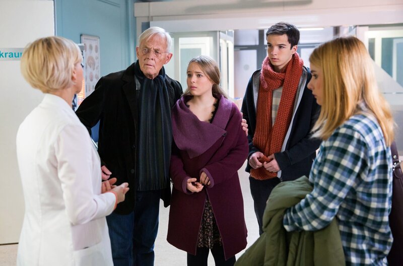 Dr. Kathrin Globisch (Andrea Kathrin Loewig, li.) Otto (Rolf Becker, 2.v.li), Lisa (Ella Zirzow, 3.v.li.) und Jonas (Anthony Petrifke, 4.v.li.) sagen, dass Jakob in Lebensgefahr schwebt. Sein transplantiertes Herz hat sich durch eine verschleppte Erkältung entzündet. Eva Bühlig (Anna Hausburg, re.) ist frisch verliebt in Jakob und wusste nicht, dass Jakob ein Spenderherz hat. – Bild: MDR/​Saxonia Media/​Andreas Wünschirs
