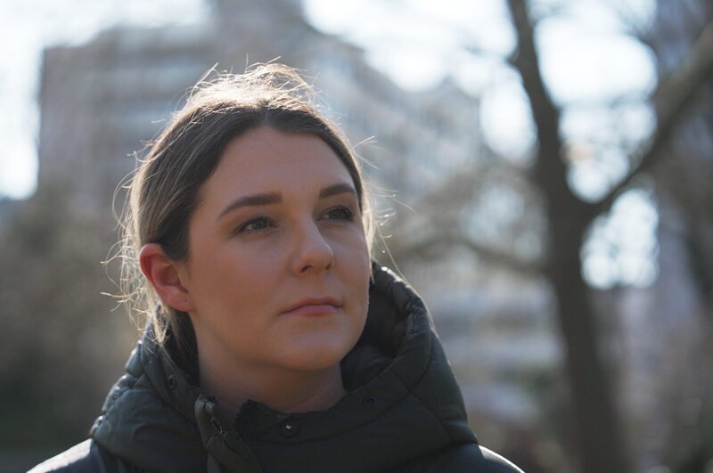 Neben ihrem Beruf als Traurednerin und Hochzeitsbegleiterin arbeitet Luisa Kuczulaba (31) als Krankenschwester in einem Krankenhaus. – Bild: ZDF und Benjamin Heckwolf