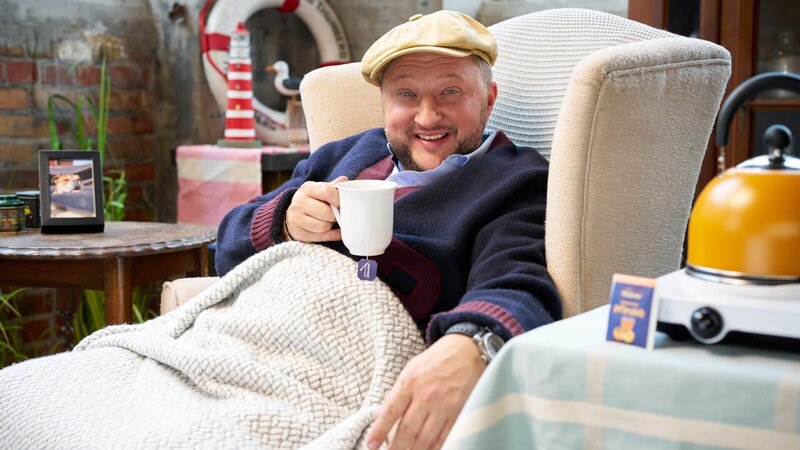 Sebastian Lege nimmt Frühstückklassiker unter die Lupe – und zeigt wie die Lebensmittelindustrie bei Früchtetee, traditioneller Weißwurst und Fruchtdesserts spart. – Bild: ZDF