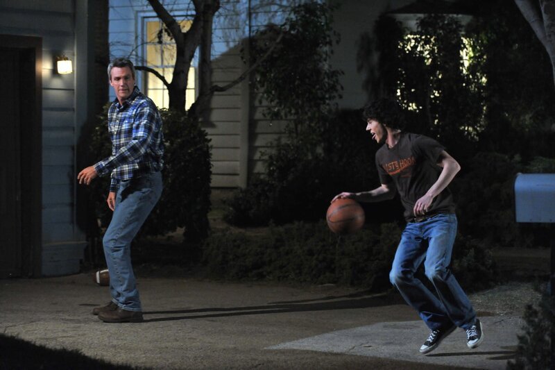 Für Axl (Charlie McDermott, r.) steht das letzte Footballmatch der Saison an, doch, wenn es nach Mike (Neil Flynn, l.) geht, dann wird sein Sohn nicht dabei sein … – Bild: HBOH