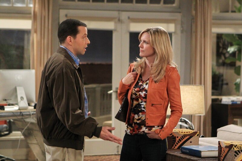 Alans (Jon Cryer, l.) Beziehung zu Lyndsey (Courtney Thorne-Smith, r.) leidet, da er sich weigert, ihr einen Schlüssel zum Strandhaus zu geben … – Bild: Courtesy of Warner Brothers