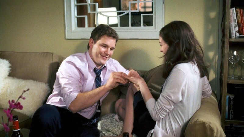 Fletcher (Chris Pratt) macht seiner Emma (Anne Hathaway) den ersehnten AntragFletcher (Chris Pratt) macht seiner Emma (Anne Hathaway) den ersehnten Antrag – Bild: RTL II