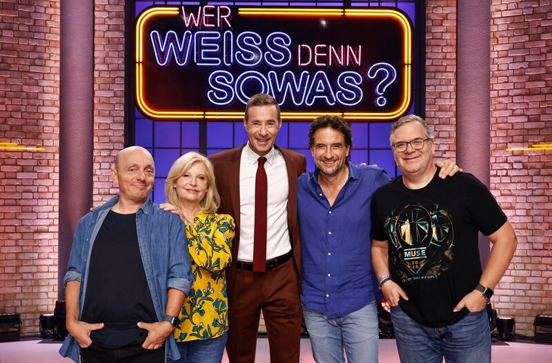 Moderator Kai Pflaume und seine Rateteam-Kapitäne Bernhard Hoëcker und Elton begrüßen die Schauspielerin Sabine Postel und den Schauspieler Oliver Mommsen. – Bild: ARD/​Morris Mac Matzen