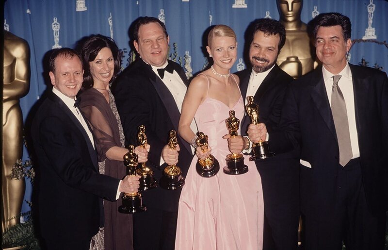  David Parfitt, Donna Gigliotti, Harvey Weinstein, Gwyneth Paltrow, Edward Zwick und Marc Norman bei der 71. Oscarverleihung, 21. März 1999 gewannen den Oscar für „Shakespeare in Love“. – Bild: ORF/​Pro7/​Time & Life Pictures