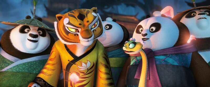Um aus seinen gemütlichen Verwandten mutige, selbstsichere Kämpfer zu machen, bekommt Po Hilfe von seinen treuen Kung-Fu-Freunden Tigress (l.) und Viper (r.) … – Bild: 2016 Twentieth Century Fox /​ MKNS