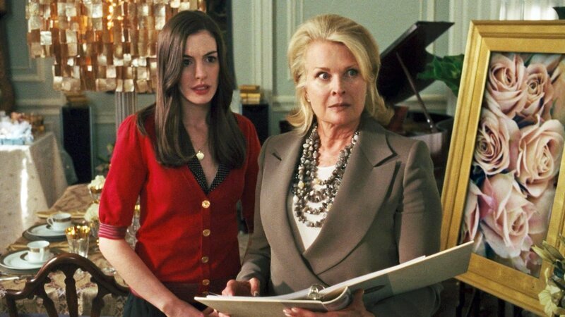 Emma (Anne Hathaway, li.) mit Weddingplanerin Marion (Candice Bergen)Emma (Anne Hathaway, li.) mit Weddingplanerin Marion (Candice Bergen) – Bild: RTL II Emma (Anne Hathaway, li.) mit Weddingplanerin Marion (Candice Bergen)Emma (Anne Hathaway, li.) mit Weddingplanerin Marion (Candice Bergen) – Bild: RTL II