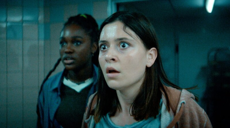 Léa (Aaliyah Lexilus, li.) und Wendie (Capucine Malarre, re.) müssen geschockt den Angriff des Bugul Noz mitansehen. – Bild: WDR/​Tetra Media Fiction/​Studio Hamburg Serienwerft