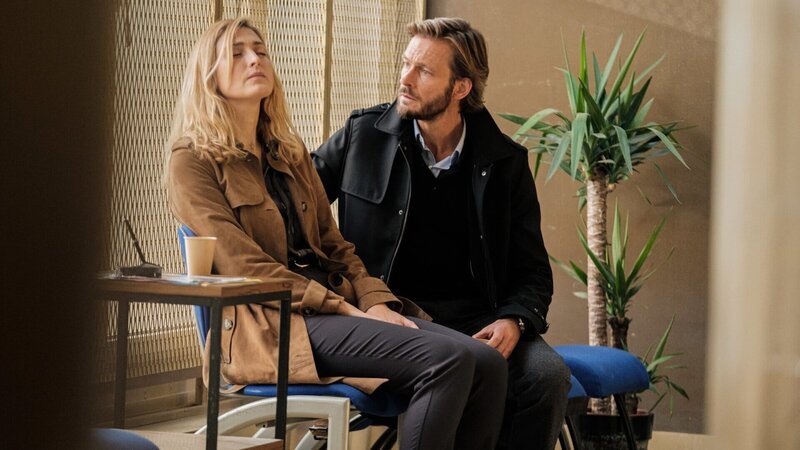 Die Eltern Hélène (Julie Gayet) und Matthias (Andreas Pietschmann) streiten sich darüber, was das Richtige für ihre Tochter Anya ist. – Bild: ZDF und Julien Cauvin