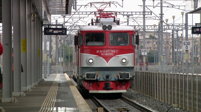 Am Bahnhof Arad im Westen Siebenbürgens fährt ein Zug ein. – Bild: SWR/​P. Mürb