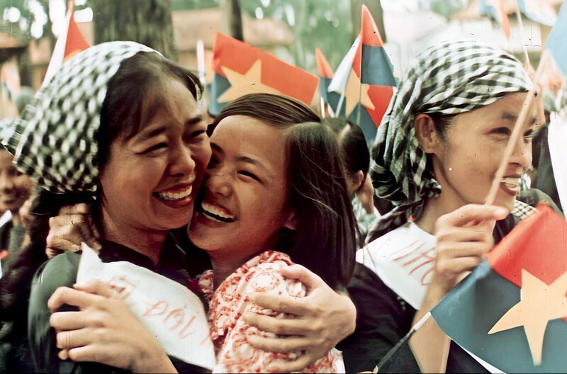 Zwei Frauen umarmen sich zum Ende des Vietnamkriegs. – Bild: ZDF /​ Vietnam Film Institute
