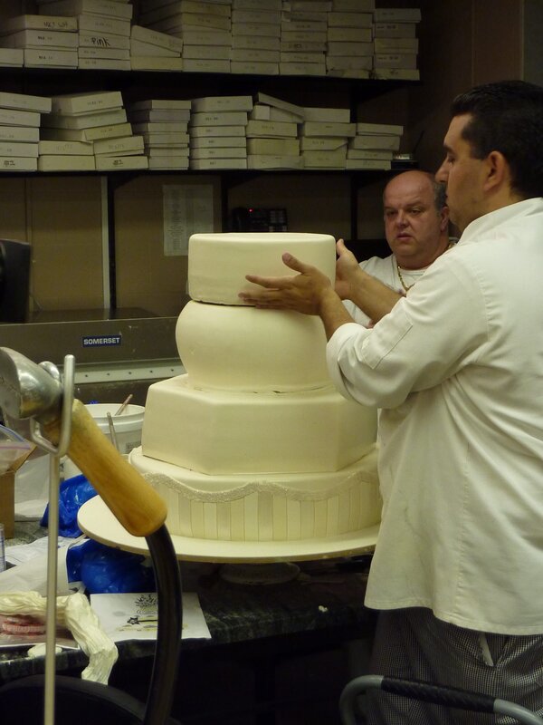 Fast Food Groom’s cake and Beer Boot cake. Buddy and Mauro Castano begin stacking the wedding cake for Buddy’s sister-in law Daniela. – Bild: Discovery Communications, Inc.