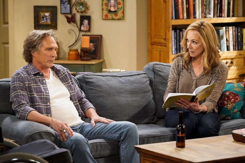 Adam (William Fichtner, l.); Bonnie (Allison Janney, r.) – Bild: Warner Bros. Entertainment, Inc. Lizenzbild frei