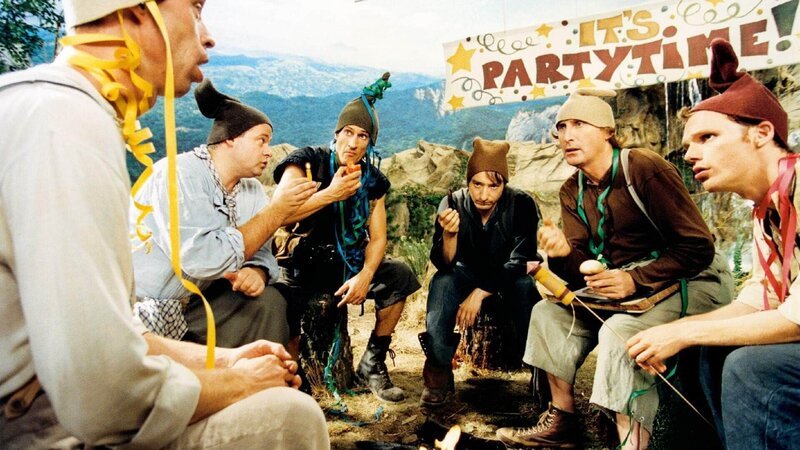 Die Zwerge (v.l.) Speedy (Martin Schneider), Cookie (Markus Majowski), Tschakko (Mirco Nontschew), Cloudy (Boris Aljinovic), Bubi (Otto Waalkes) und Sunny (Ralf Schmitz) haben schlechte Erfahrungen mit Frauen gemacht und sich deshalb für eine Männer-WG entschieden. – Bild: SUPER RTL Die Zwerge (v.l.) Speedy (Martin Schneider), Cookie (Markus Majowski), Tschakko (Mirco Nontschew), Cloudy (Boris Aljinovic), Bubi (Otto Waalkes) und Sunny (Ralf Schmitz) haben schlechte Erfahrungen mit Frauen gemacht und sich deshalb für eine Männer-WG entschieden. – Bild: SUPER RTL