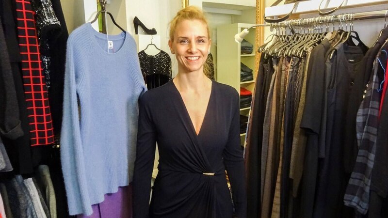 Susi sucht das perfekte V-Neck Teil. – Bild: RTL /​ Constantin Ent.