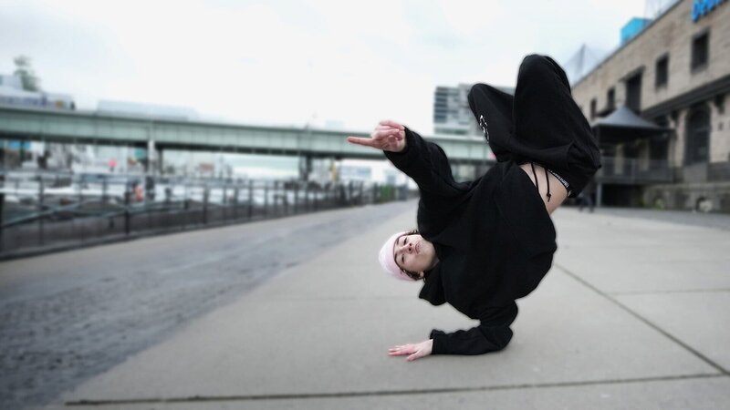 Einstein Darum sollten alle mal Parkour ausprobieren Protagonist zeigt Tanzschritt auf der Strasse – Bild: SRF