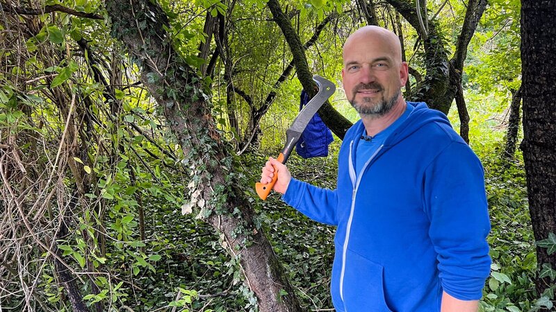 Ralf Gerstenlauer looks at the affected area on an abandoned property after partial clearing – Bild: Warner Bros. Discovery, Inc.