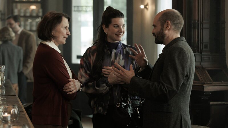 Niels Jensen (David Dencik, r.) stellt seiner Chefin Inger Brøgger (Karen-Lise Mynster, l.) seine neue Freundin Olga Garovic (Dia Jovanovic, M.) vor. – Bild: ZDF und Frédéric Batier