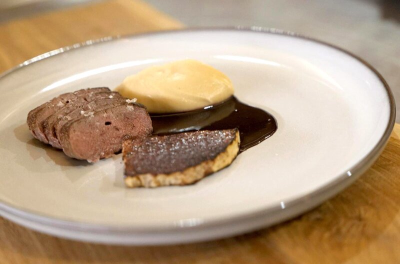 In Ounasvaara, Finnland, bereitet Joel eine Spezialität auf dem Holzfeuer zu: Rentierfilet mit dreierlei Knollensellerie. – Bild: Elephant Doc