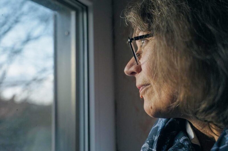 Der Blick aus der ehemaligen Pfarrwohnung ging zu Kriegszeiten direkt auf ein Reservelazarett, voll von SS-Soldaten. – Bild: ORF/​Feature Film/​Fritz Kalteis