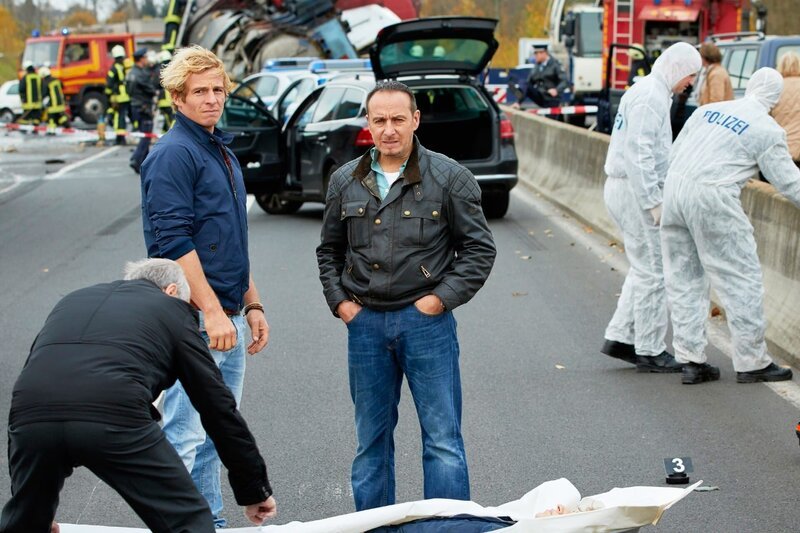 Trotz ihres Einsatzes kĂ¶nnen Paul (Daniel Roesner, l.) und Semir (Erdogan Atalay) den jungen Motorradfahrer namens Jonas nicht retten. Doch wer steckt hinter diesem brutalen Mord? – Bild: RTL Crime /​ Guido Engels