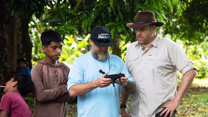 Host Josh Gates and Mason from Project Recover track down a new lead for the missing POWs. – Bild: Warner Bros. Discovery, Inc. or its subsidiaries and affiliates.