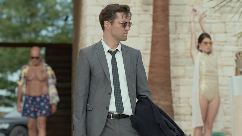 Sven Lebert (Nils Strunk, M.) und Bernd Hausner überraschen Fred Allen (Andy Murray, l.) in seiner Villa auf Mallorca. – Bild: ZDF und Nikola Predovi?