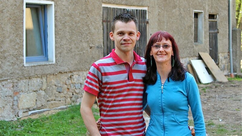 Claudia , (re.) Holger (li.) und Sohn Jamie aus Dresden wollen ein Eigenheim. Ein Haus im Grünen soll es sein und möglichst wenig kosten. Nach fast vier Jahren Suche wird Holger fündig. Für unglaubliche 1.500 Euro ersteigert er ein Haus in Bad Gottleuba – unbesehen. – Bild: RTL Zwei