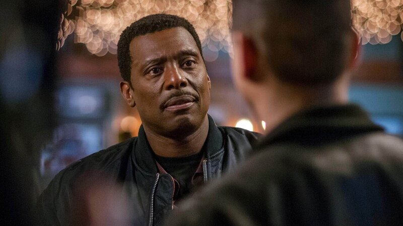 Chief Wallace Boden (Eamonn Walker, l.), unbekannte Person (Darsteller nicht erkennbar, Rückansicht) – Bild: RTL /​ NBC Studios