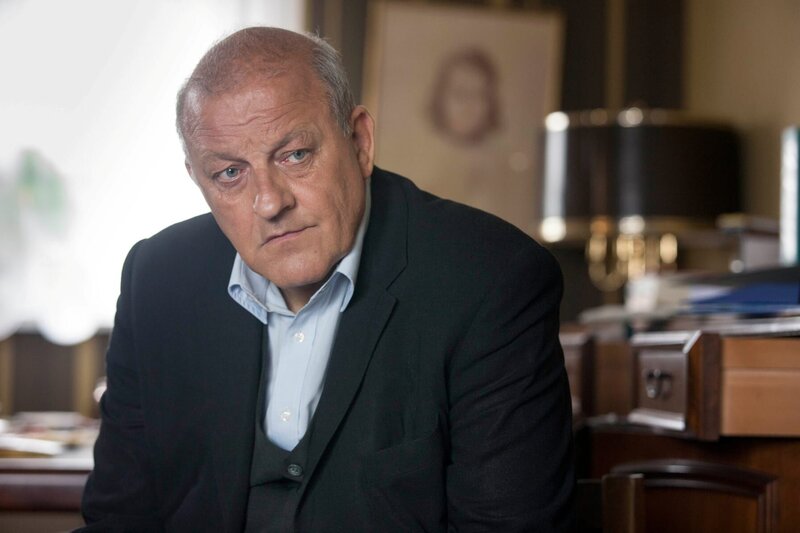 Georg Wilsberg (Leonard Lansink) spürt wenn Lügen in der Luft liegen. – Bild: ZDF/​Thomas Kost