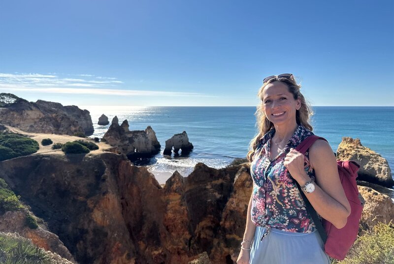 Mit rund 300 Sonnentagen im Jahr und über 130 traumhaften Stränden ist die Algarve eines der beliebtesten Urlaubsziele Europas. Von der eindrucksvollen Felsküste bis zur weniger bekannten Sandalgarve erkundet Tamina Kallert die facettenreiche Region im Süden Portugals. Tamina Kallert am „Praia da Falésia“, der das Ende der Felsalgarve markiert. – Bild: WDR/​Carolin Wagner