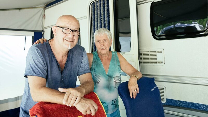 Die Sachsen sind wieder da! Rentner Hannes und seine Frau, Rentnerin Christine, reisen auf dem Marina di Venezia an. – Bild: RTLZWEI