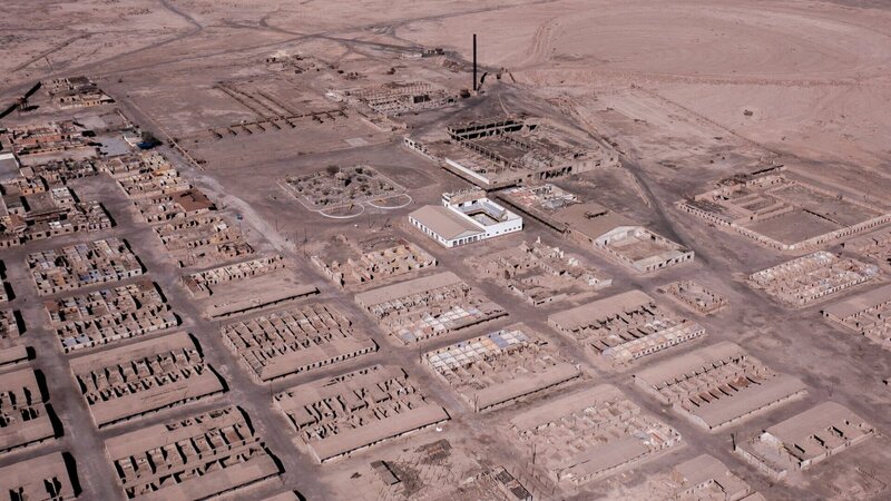 Inmitten der Atacama Wüste, im Norden Chiles, verrotten die Überreste einer alten Salpetermine mit einer dunklen Vergangenheit. – Bild: ZDF und Martin Kaeswurm, Doclights