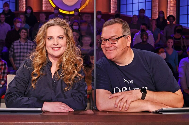 Rateteam-Kapitän Elton (r.) mit Schauspielerin Diana Amft (l.). – Bild: ARD/​Morris Mac Matzen