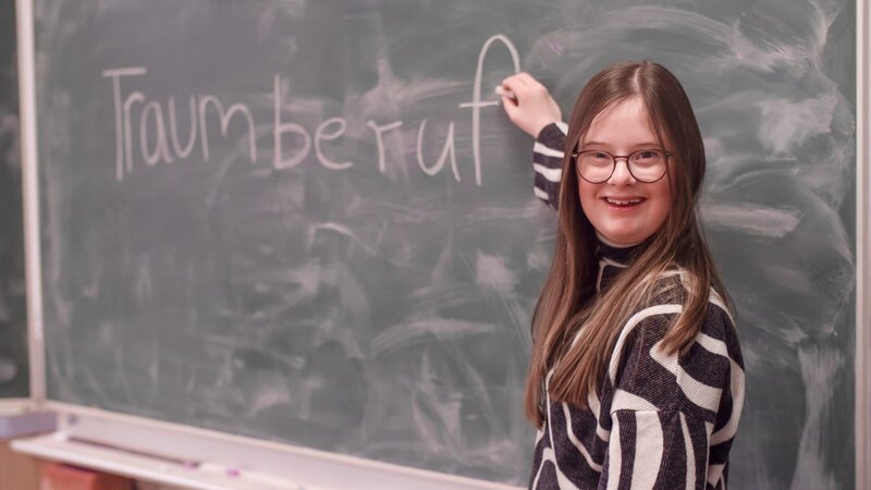 Charlotte Henning möchte Assistenz einer Lehrkraft werden. – Bild: ZDF und Dennis Heislitz