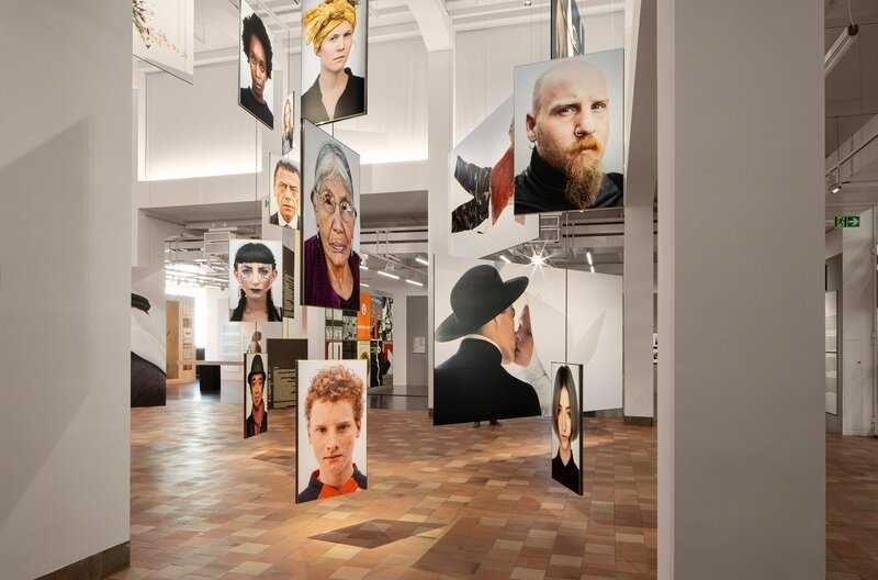 Museum für Gestaltung, Ausstellungsstraße, Zürich mit der Ausstellung: Oliviero Toscani: Fotografie und Provokation. – Bild: ZDF und SWR/​Susanne Völlm