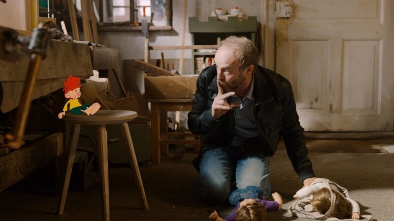 Florian Eder (Florian Brückner) und Pumuckl. – Bild: RTL /​ NEUESUPER