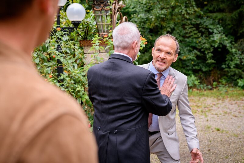 Markus’ (Timo Ben Schöfer, r., mit Sepp Schauer, M.) Wut entlädt sich, als er auf Vincent (Martin Walde, l.) trifft. – Bild: ARD/​WDR/​Christof Arnold
