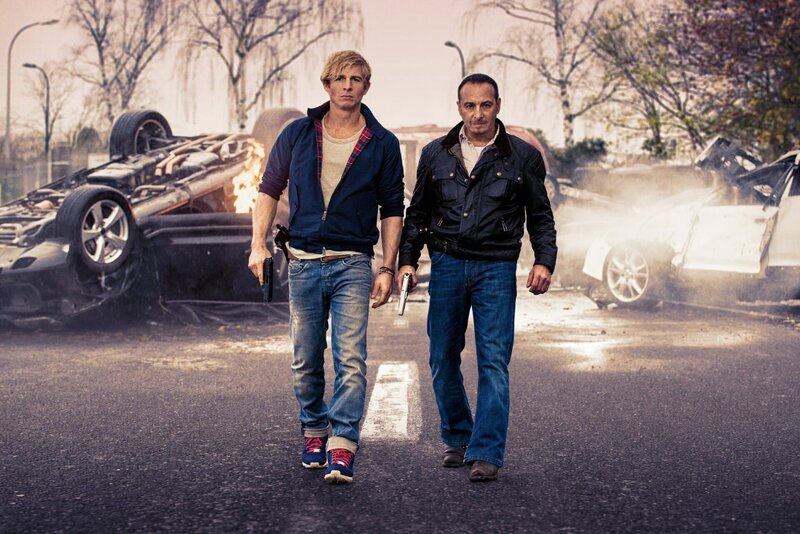 Was für ein spektakulärer Staffelauftakt! In der 300. Jubiläumsfolge von „Alarm für Cobra 11“ feiert Semir Gerkhan (Erdogan Atalay, r.) nicht nur sein 20. Dienstjubiläum, er bekommt auch noch einen neuen Partner an die Seite gestellt. Daniel Roesner übernimmt die Rolle des Kriminalkommissars Paul Renner. – Bild: RTL /​ Gordon Mühle