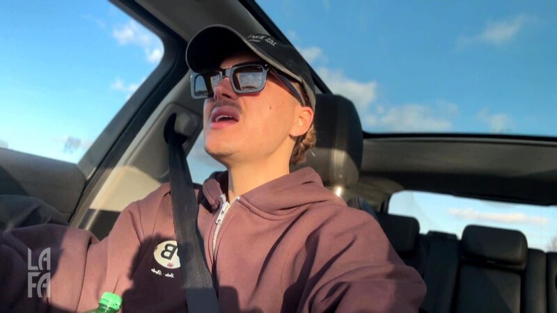 Jey kämpft heute mit Abschiedsschmerz, während Julia beim Mädelsabend mit intimen Fragen für reichlich Gesprächsstoff sorgt. Tim cruist derweil Richtung Stuttgart – natürlich begleitet von Carpool-Karaoke. – Bild: RTLZWEI