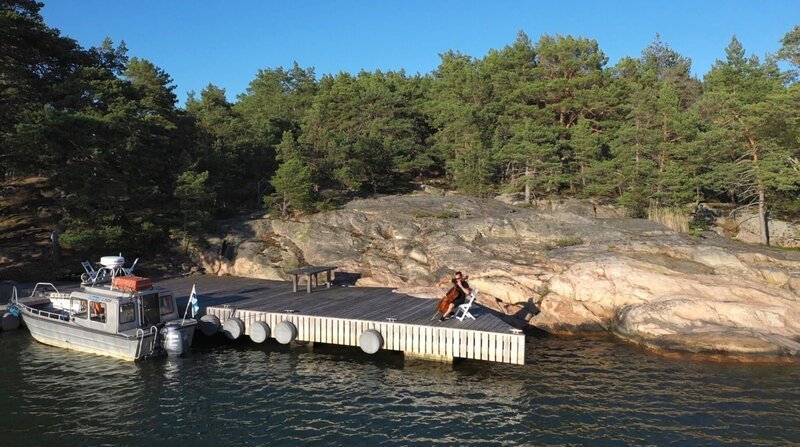 Apocalyptica auf dem Anleger: Paavo Lötjönen ist Mitglied der berühmten Cello-Rock-Band und arbeitet den Sommer über als Krankenpfleger auf dem Arztboot in den Schären. – Bild: ZDF und NDR/nonfictionplanet Apocalyptica auf dem Anleger: Paavo Lötjönen ist Mitglied der berühmten Cello-Rock-Band und arbeitet den Sommer über als Krankenpfleger auf dem Arztboot in den Schären. – Bild: ZDF und NDR/nonfictionplanet