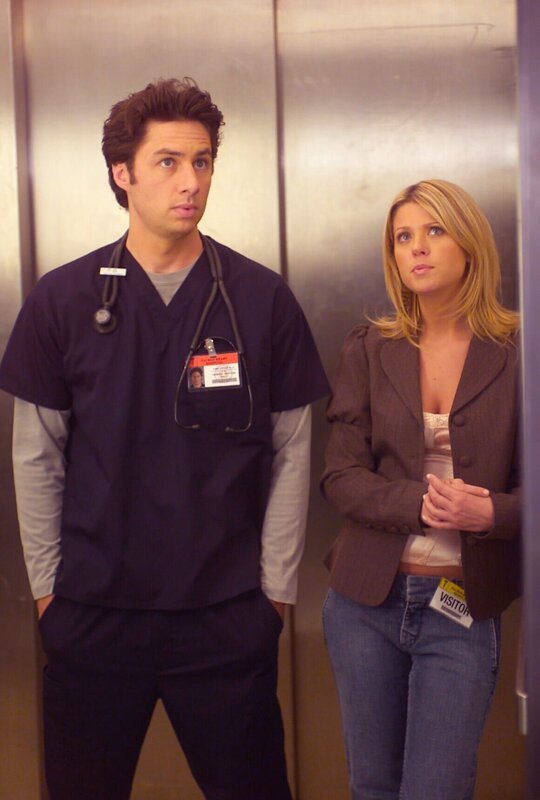 J.D. (Zach Braff, l.) ist immer noch schrecklich in Elliot verliebt, doch dann lernt Danni (Tara Reid, r.) kennen, die sich ihm ausgesprochen unverkrampft nähert, was ihn zunächst ziemlich irritiert … – Bild: Touchstone Television