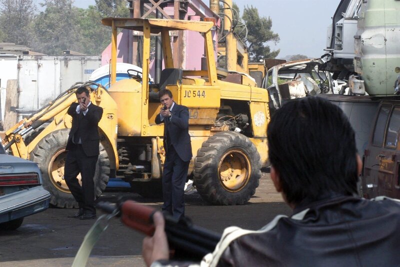 Jack Malone (Anthony LaPaglia, l.) und Martin Fitzgerald (Eric Close, r.) haben den Drogenkurier Niran (Boyuen, r.) im Visier … – Bild: PLURIMEDIA (Warner Bros)