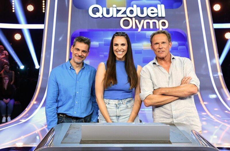 Moderatorin Esther Sedlaczek mit den Kandidaten des Teams „Comedy“: Rick Kavanian und Christian Tramitz – beide Schauspieler und Comedians. – Bild: ARD/​Uwe Ernst